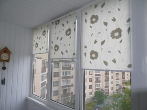 Установка рулонных штор на пластиковые окна в Казани
